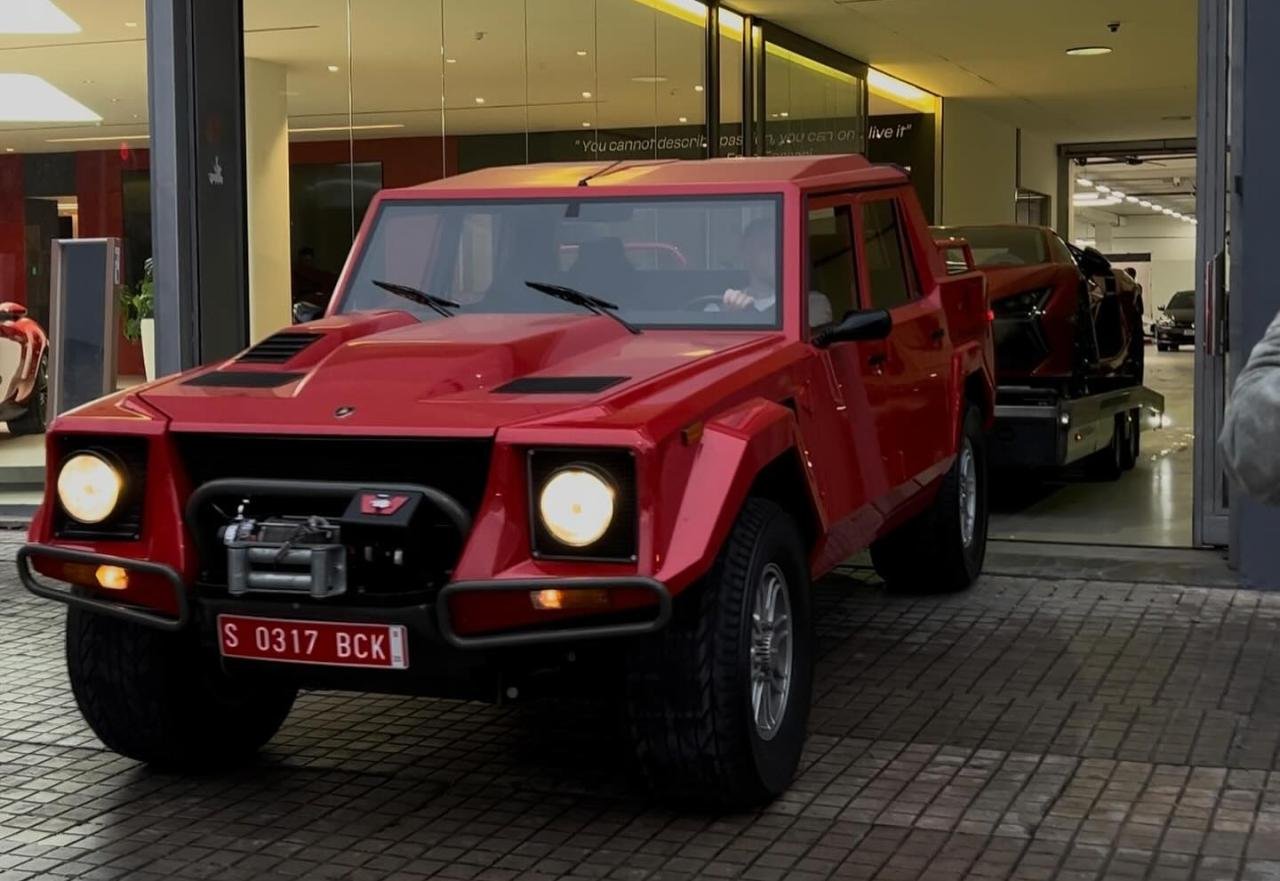 Lamborghini LM002-towing-Revuelto-Spain-2