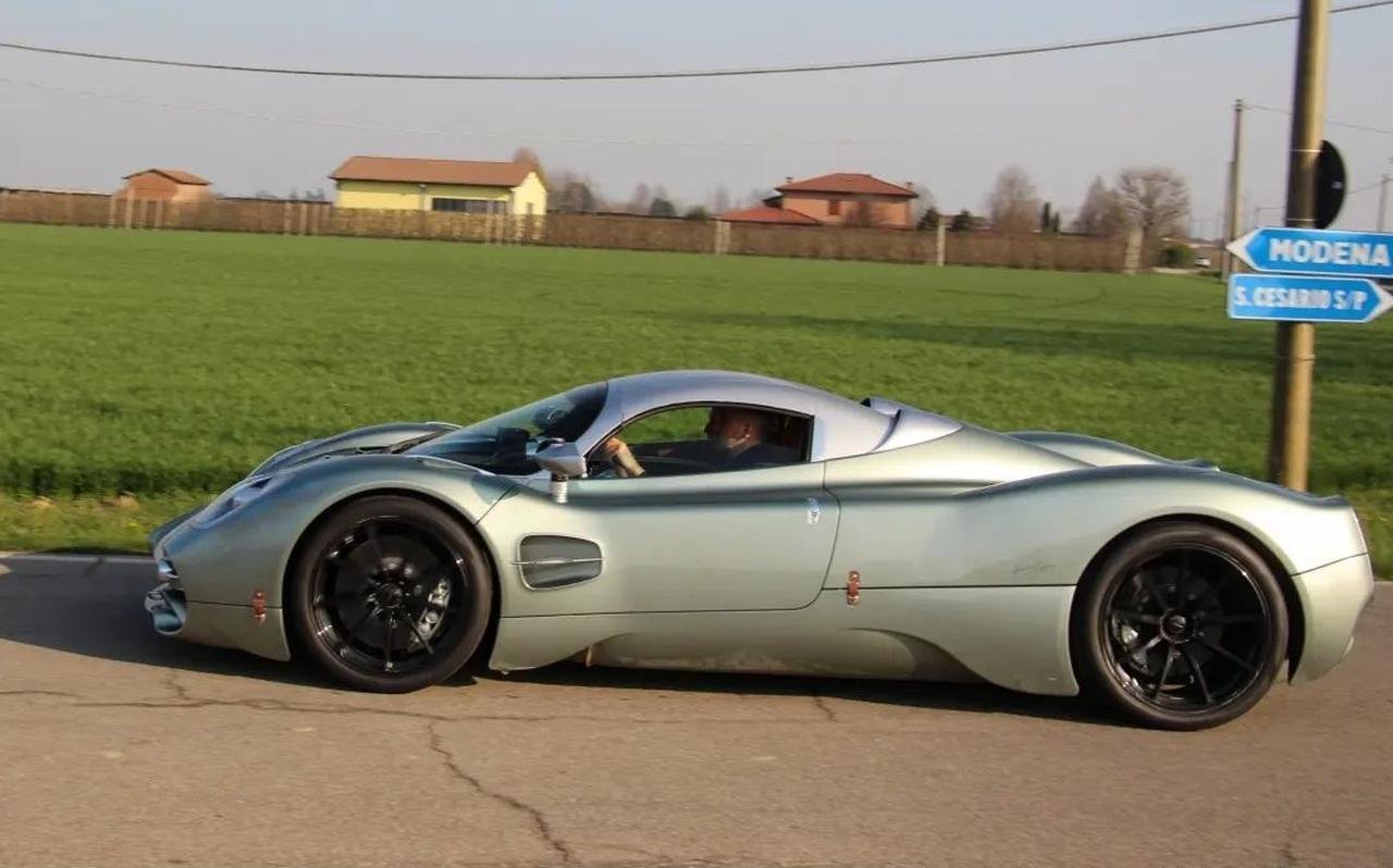 Pagani Utopia Roadster-prototype-spy-image-3