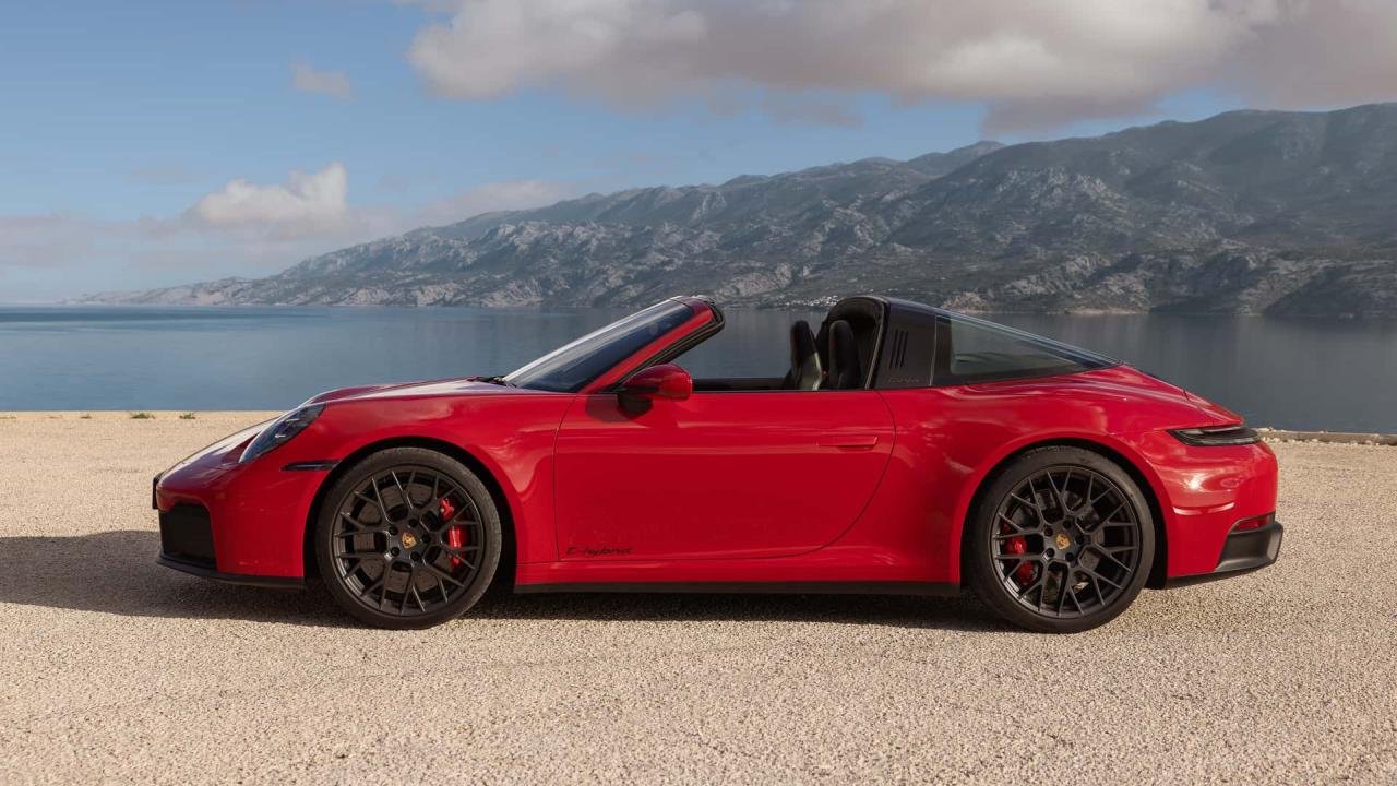 2025 Porsche 911 Hybrid Carrera GTS-4