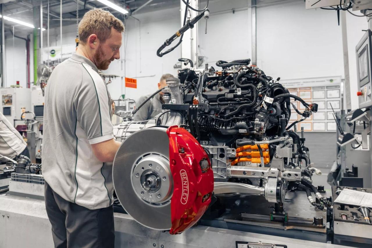 Bentley-V8-plug-in-hybrid-engine-1