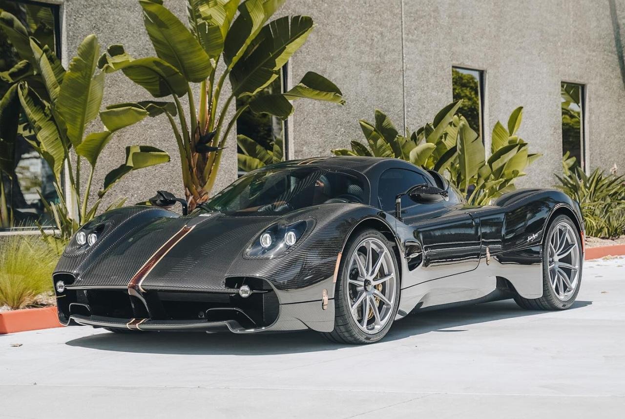 Pagani Utopia-full carbon-US delivery-1