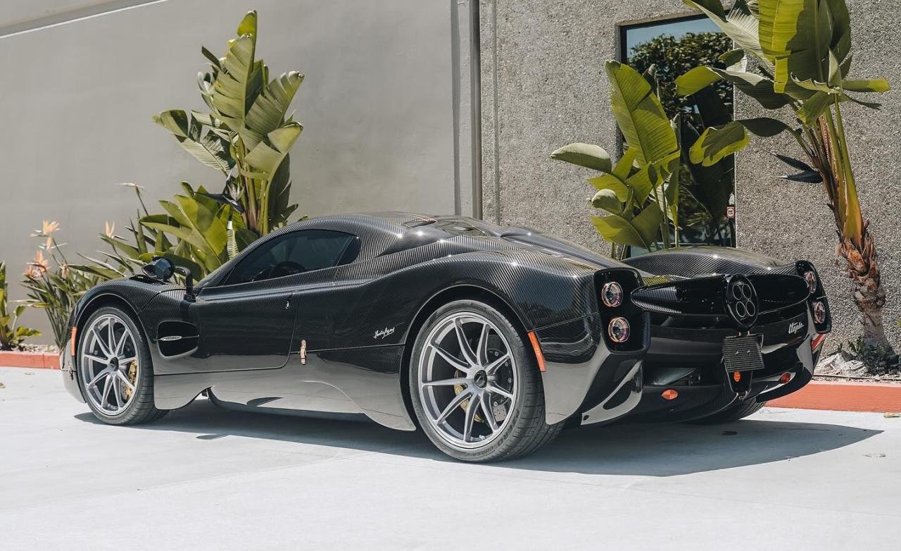 Pagani Utopia-full carbon-US delivery-3