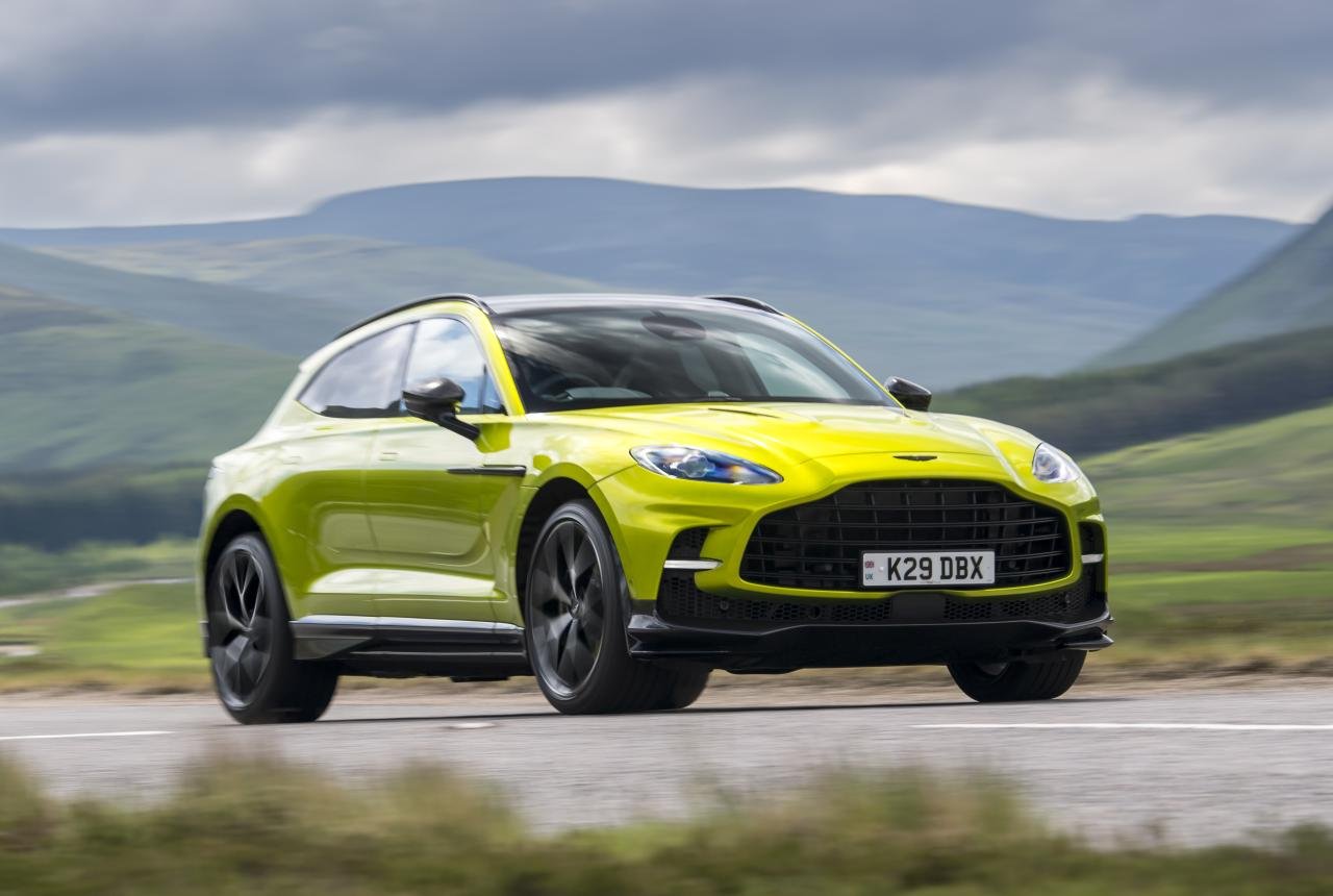 AstonMartin_DBX707_1