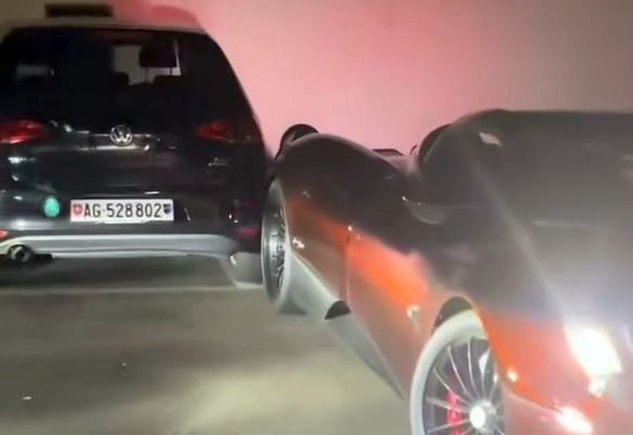 Pagani Huayra Roadster-VW-crash-Swiss-1