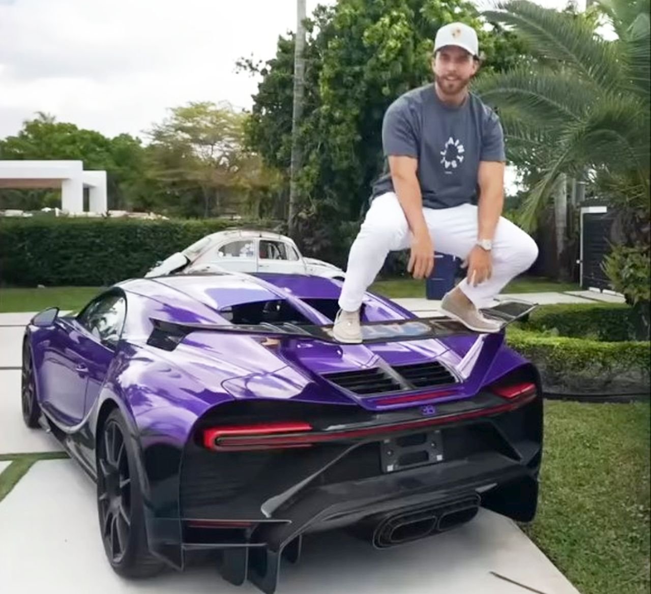 Bugatti Chiron Pur Sport rear wing crack